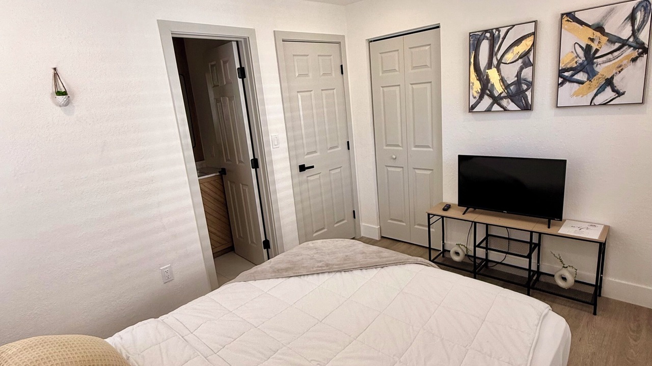 Photo of Bedroom in Central Oakland Park