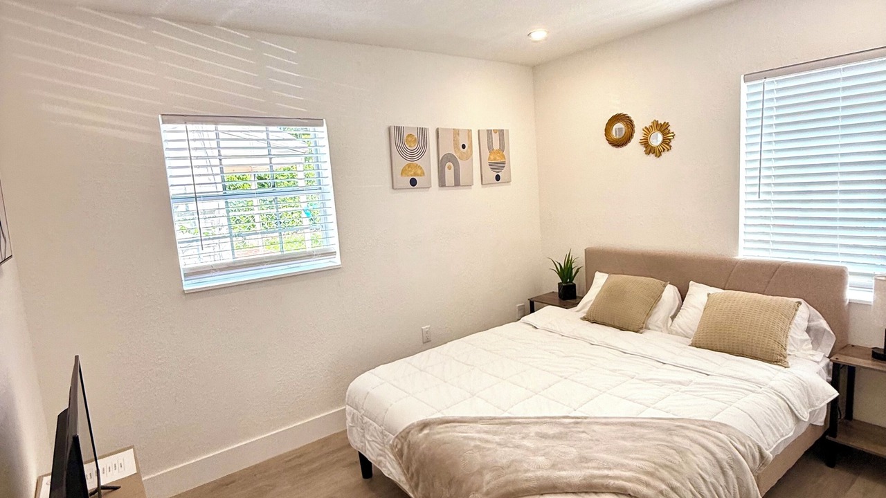 Photo of Bedroom in Central Oakland Park