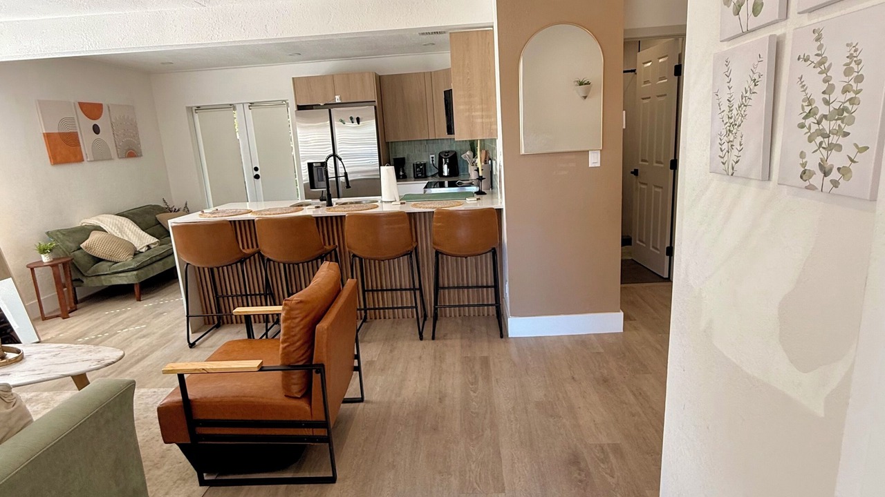 Photo of Livingroom in Central Oakland Park