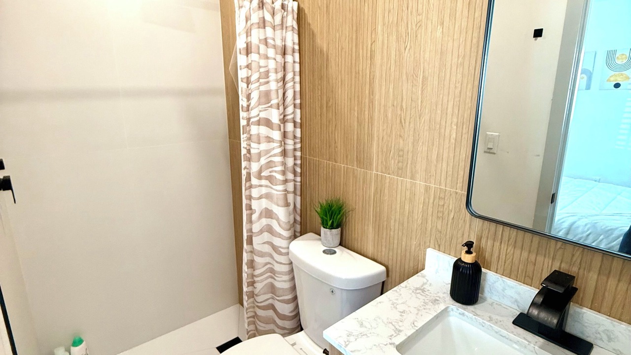 Photo of Bathroom in Central Oakland Park