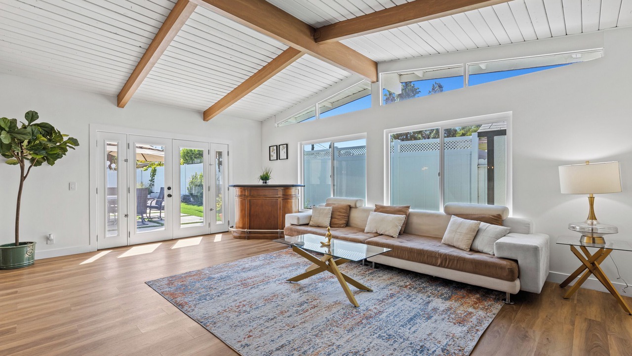 Photo of Livingroom in Woodland Hills