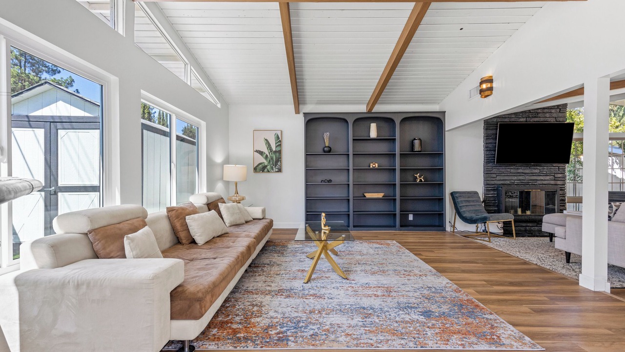 Photo of Livingroom in Woodland Hills