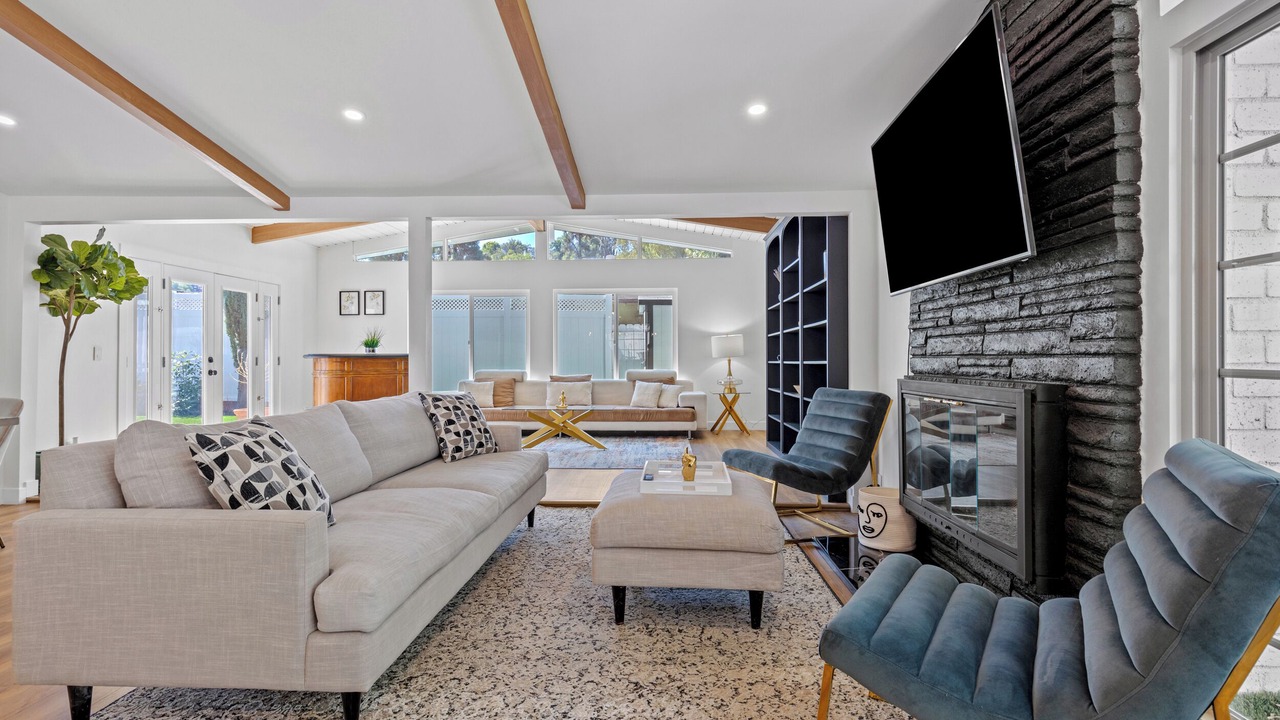 Photo of Livingroom in Woodland Hills
