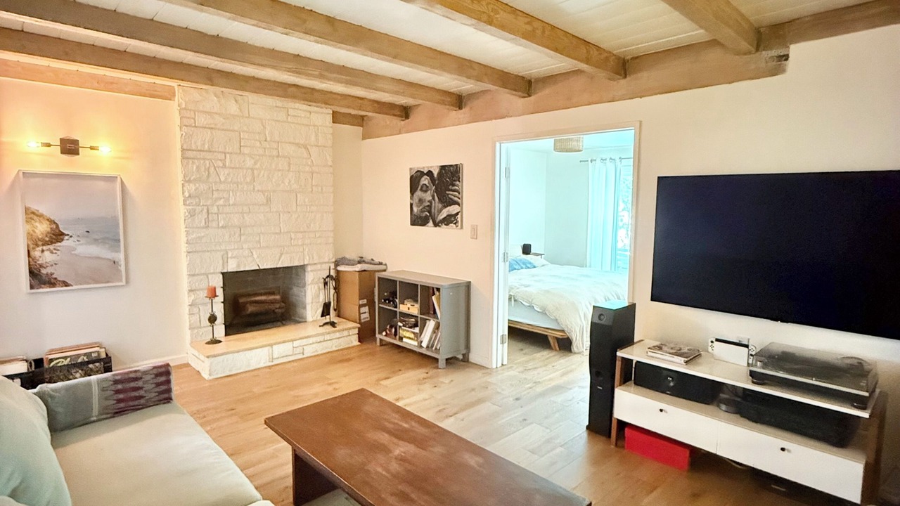 Photo of Livingroom in Mid-Wilshire