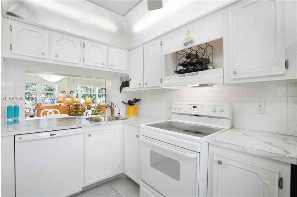 Photo of Kitchen in Lauderdale-by-the-Sea