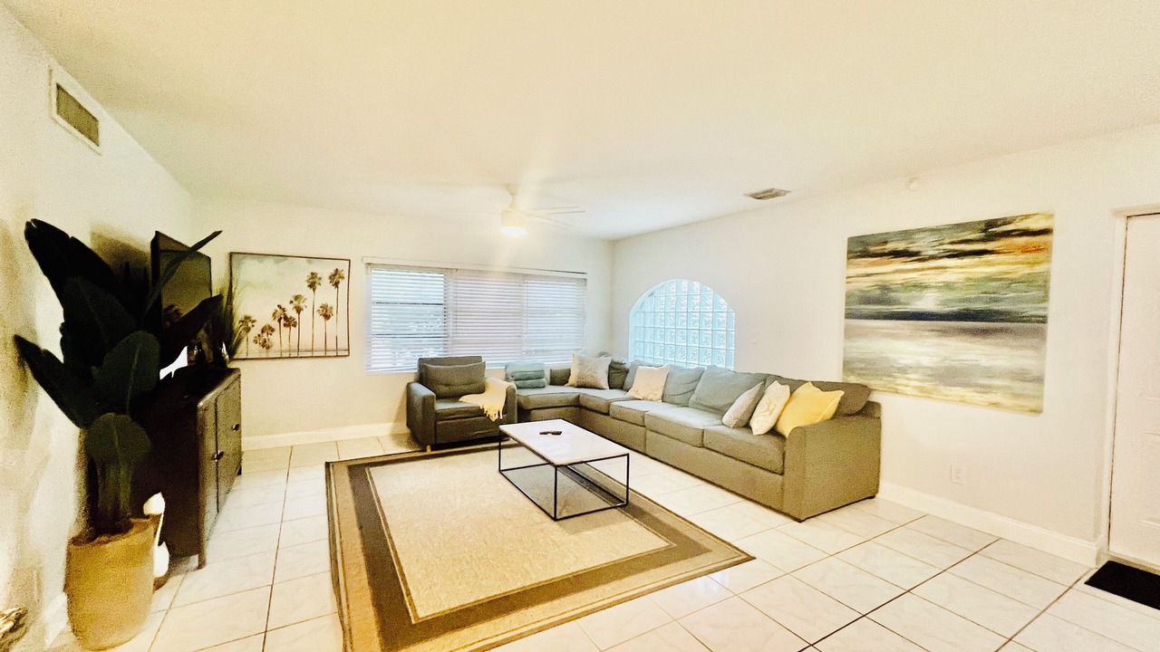 Photo of Livingroom in Lauderdale Beach