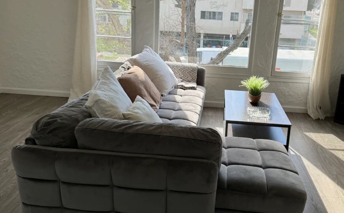 Photo of Livingroom in Pico - Robertson