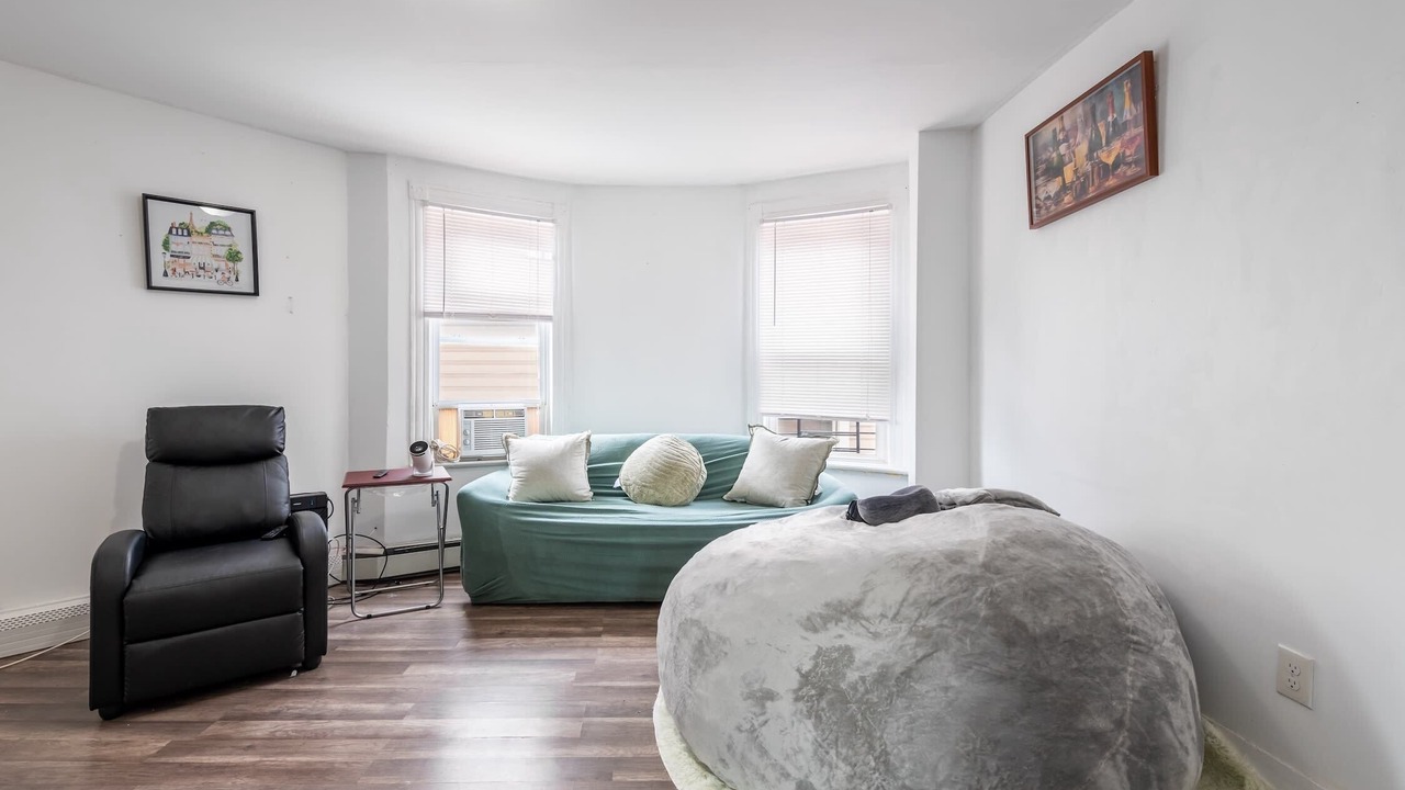 Photo of Livingroom in Forest Hill