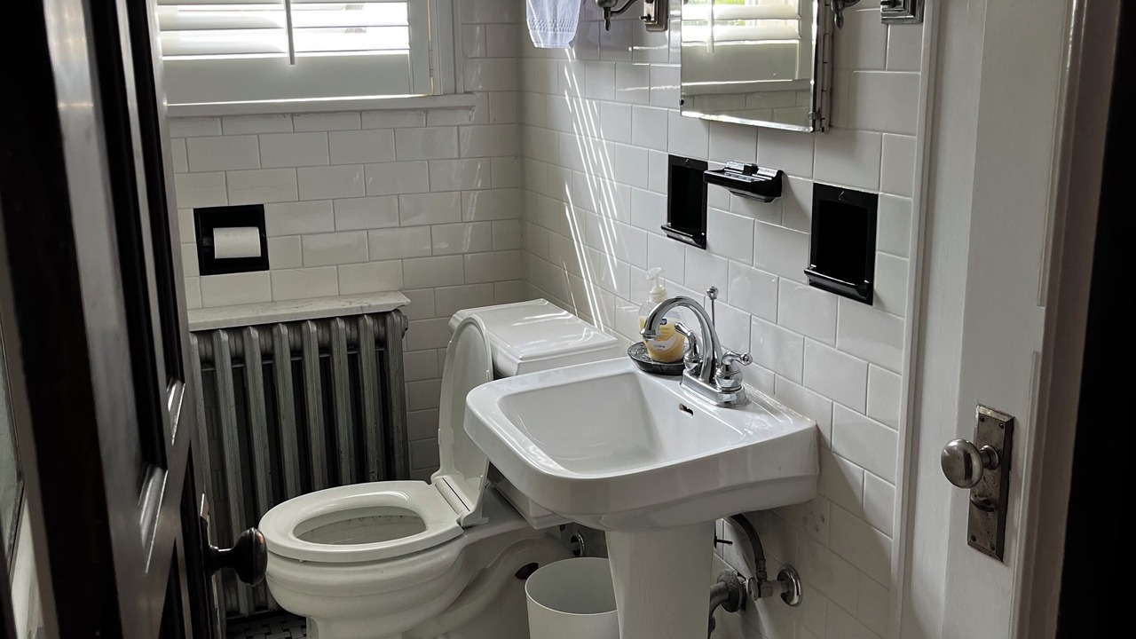 Photo of Bathroom in Buckingham Lake - Crestwood