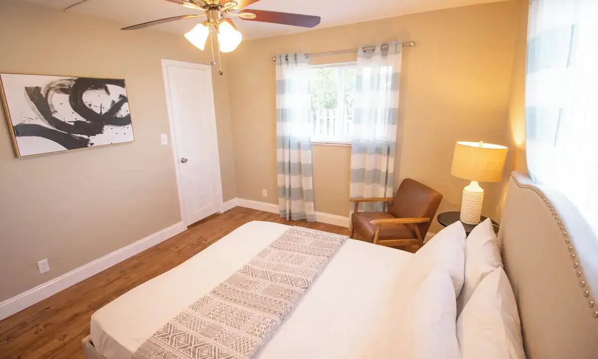 Photo of Bedroom in Central Oakland Park