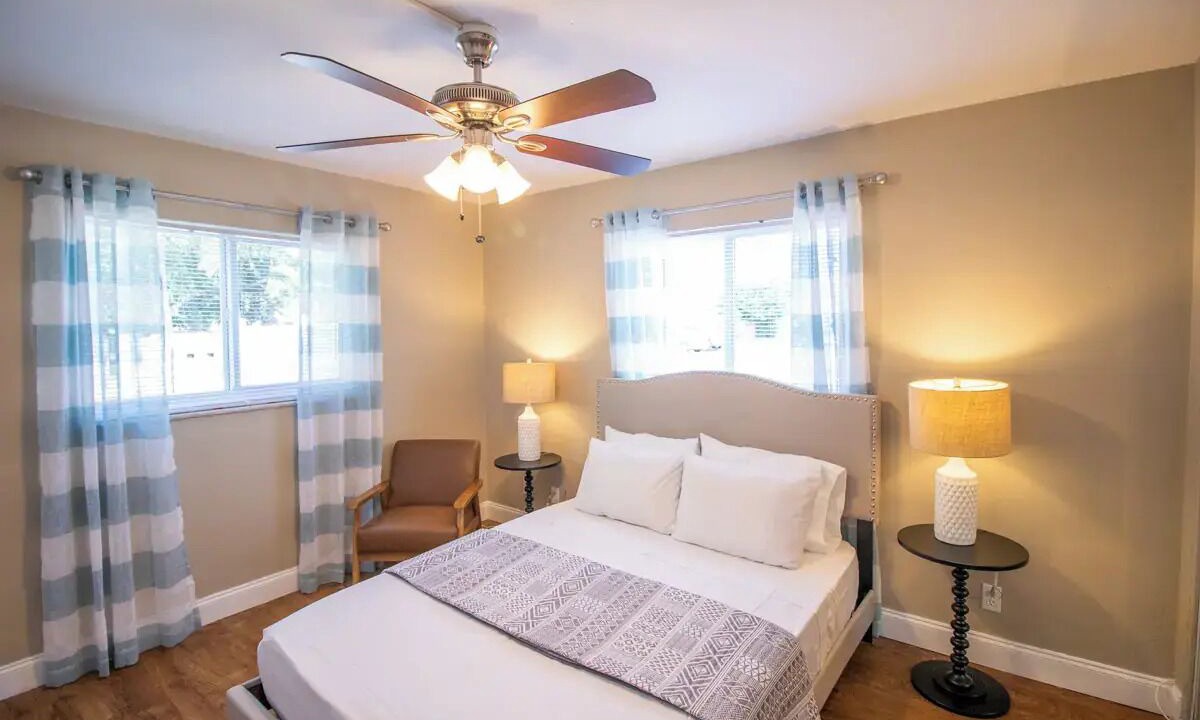 Photo of Bedroom in Central Oakland Park