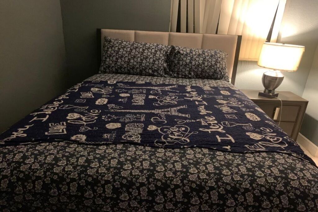 Photo of Bedroom in Lauderhill
