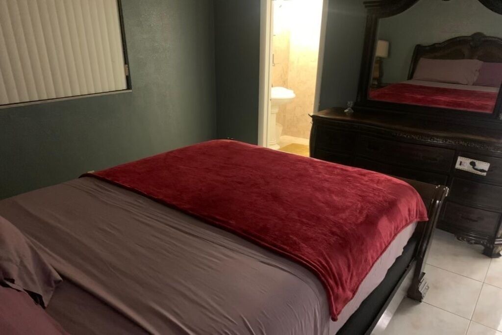 Photo of Bedroom in Lauderhill