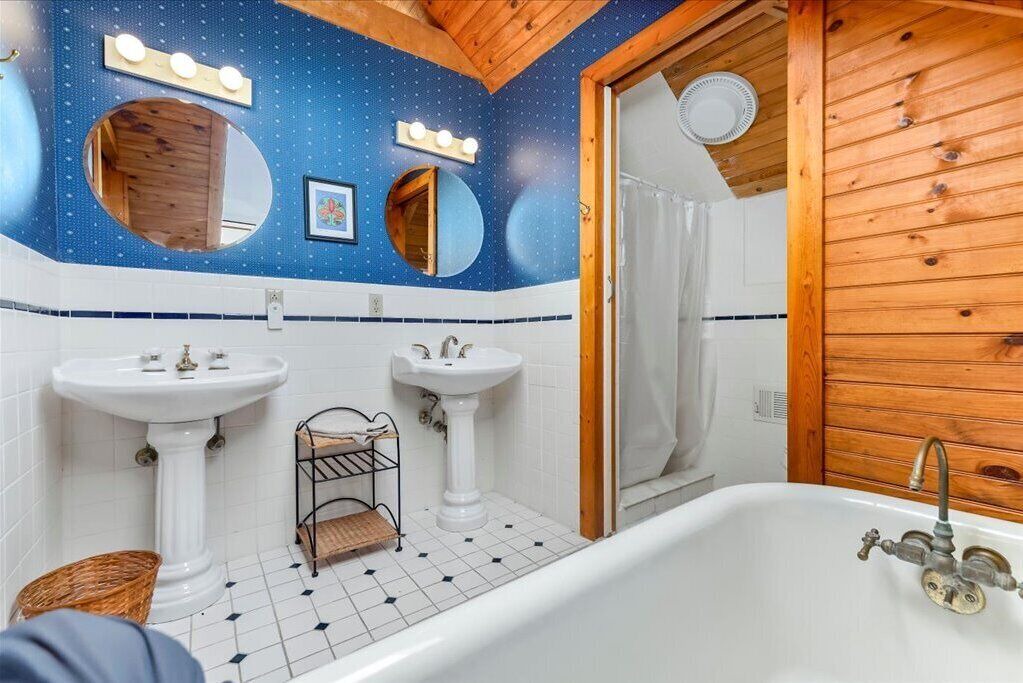 Photo of Bathroom in Rock Hall