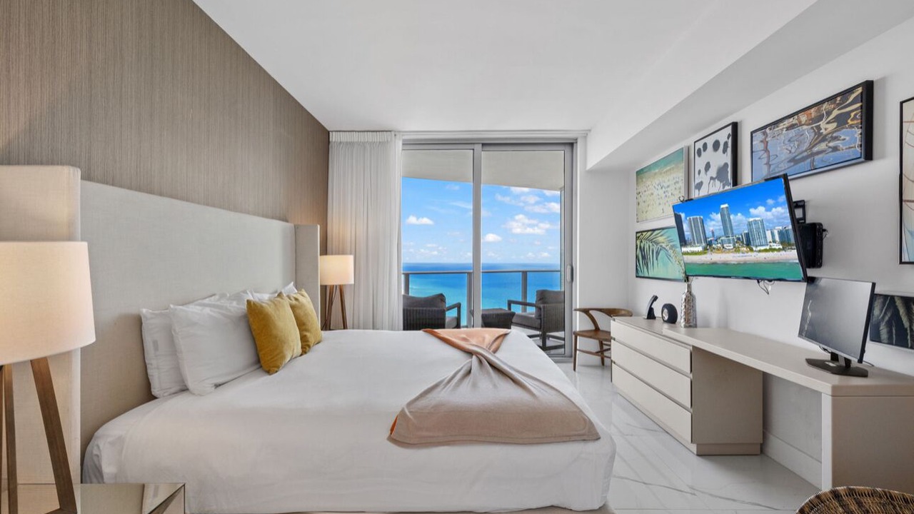 Photo of Bedroom in Hollywood South Central Beach
