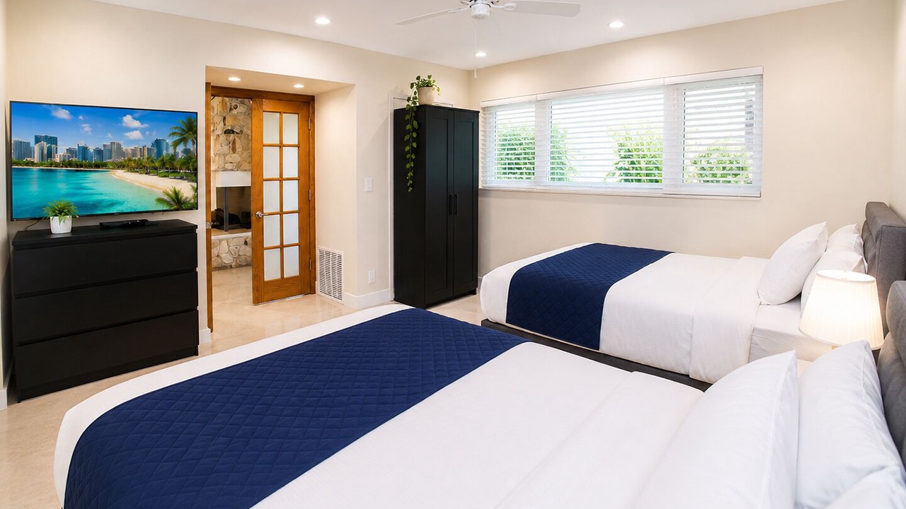 Photo of Bedroom in Hollywood Lakes
