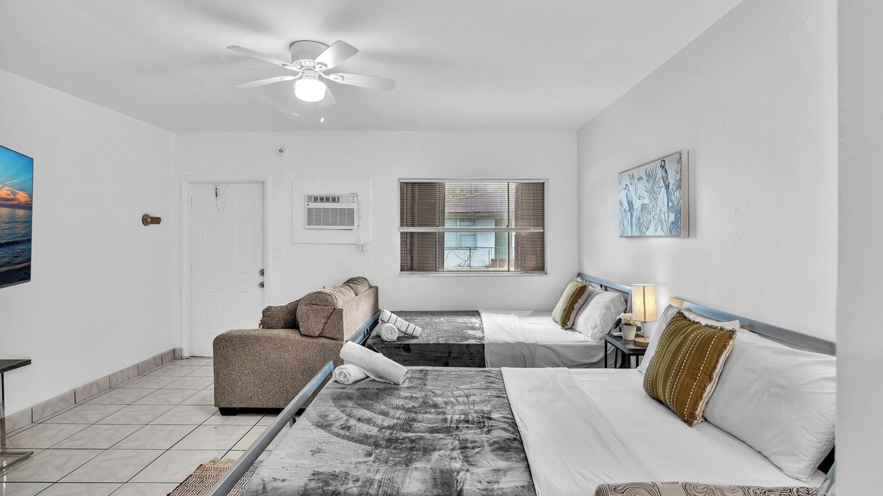 Photo of Bedroom in Downtown Hollywood