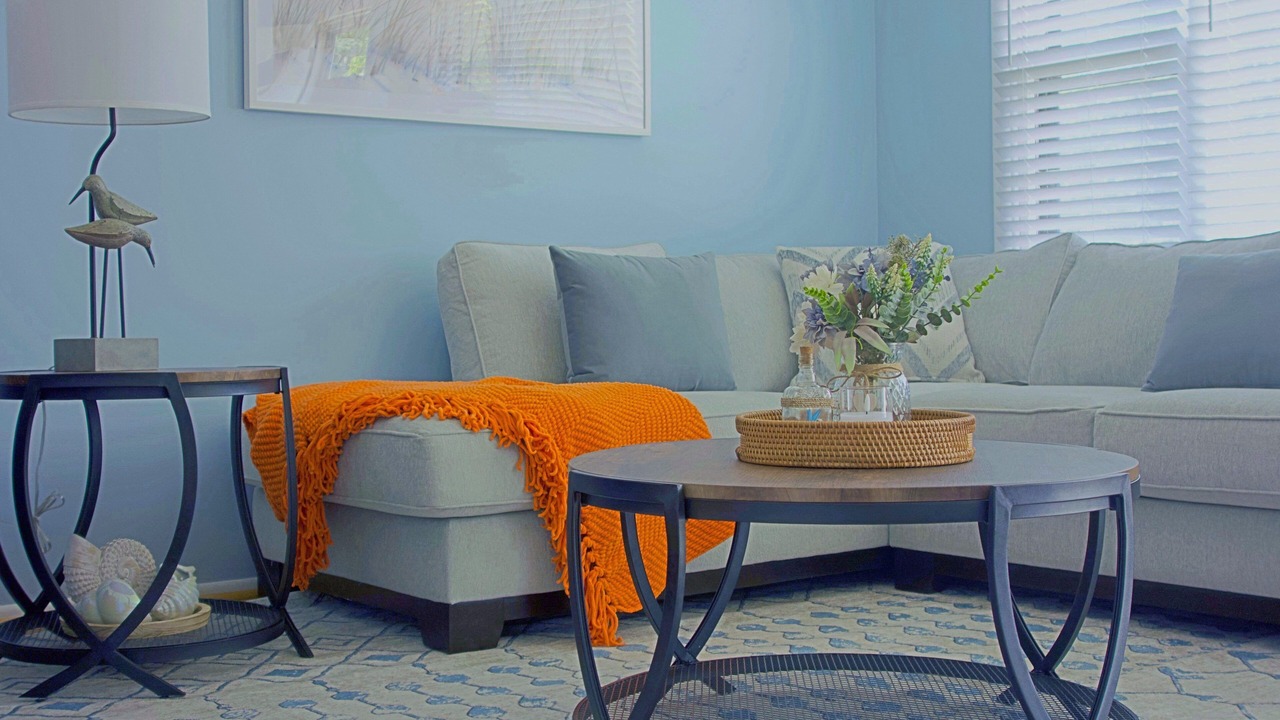Photo of Livingroom in Town Bank