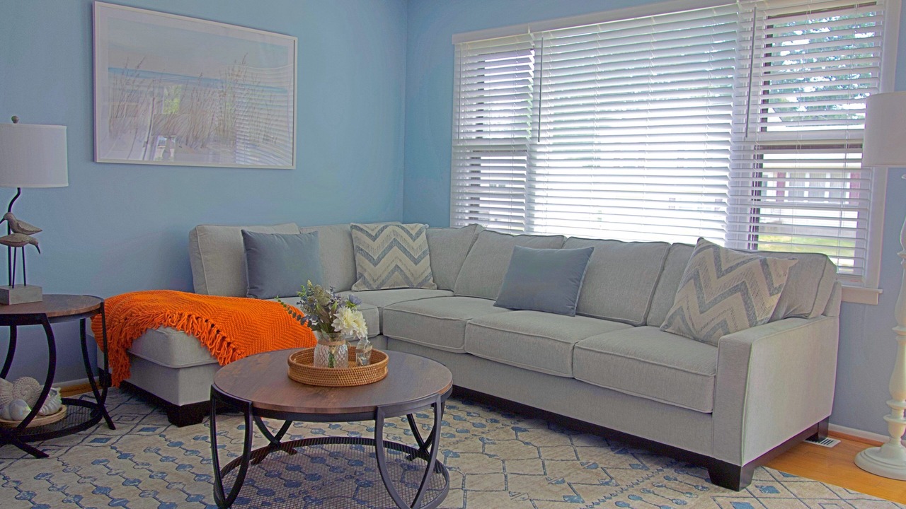 Photo of Livingroom in Town Bank