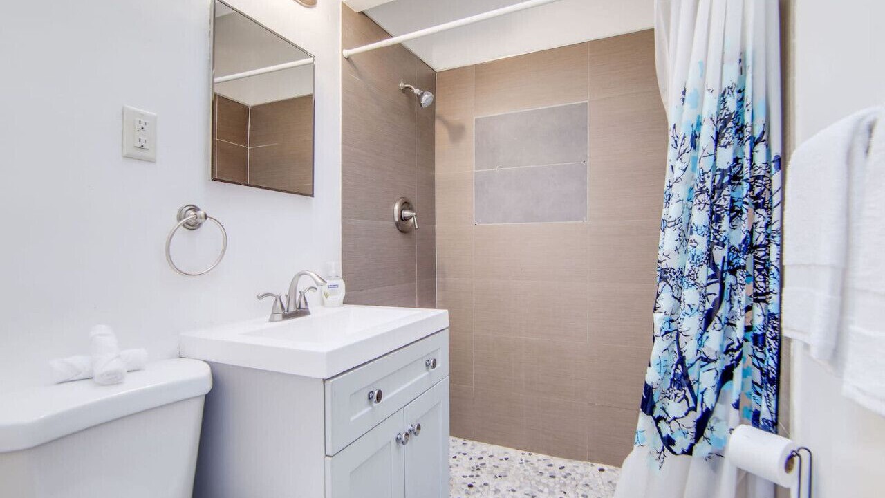 Photo of Bathroom in Flamingo/Lummus