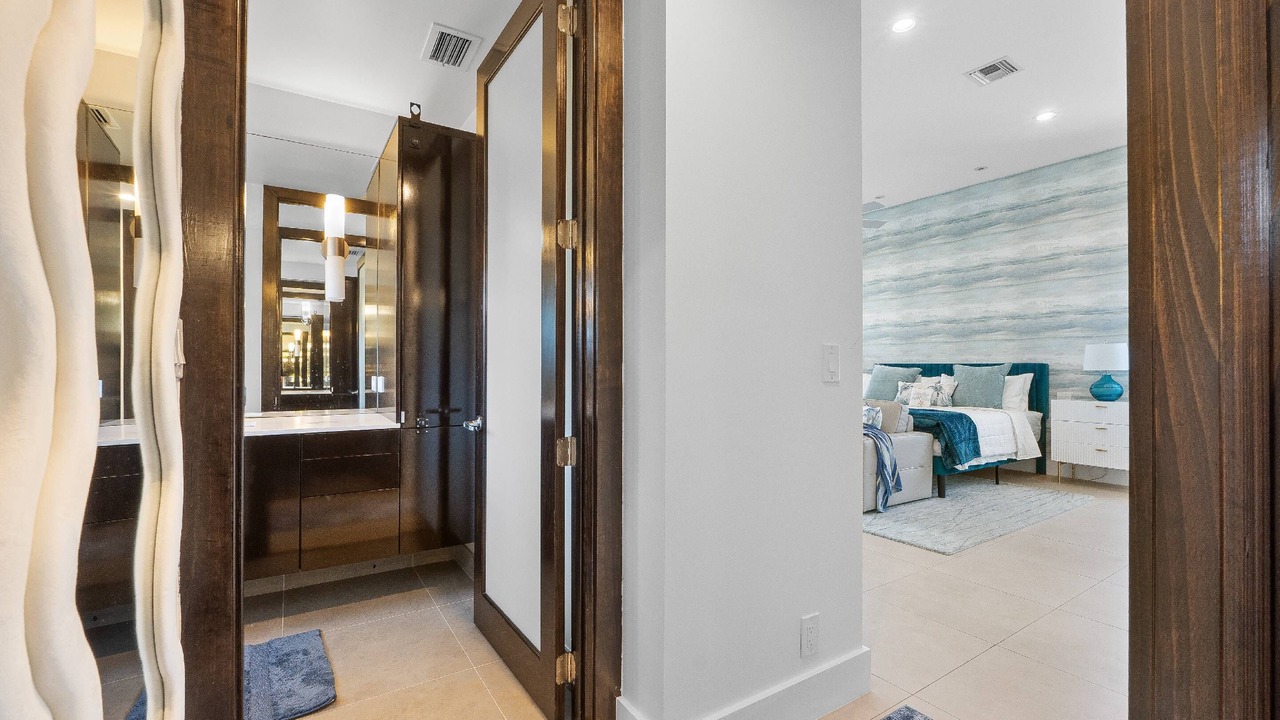Photo of Bedroom in Lauderdale Beach