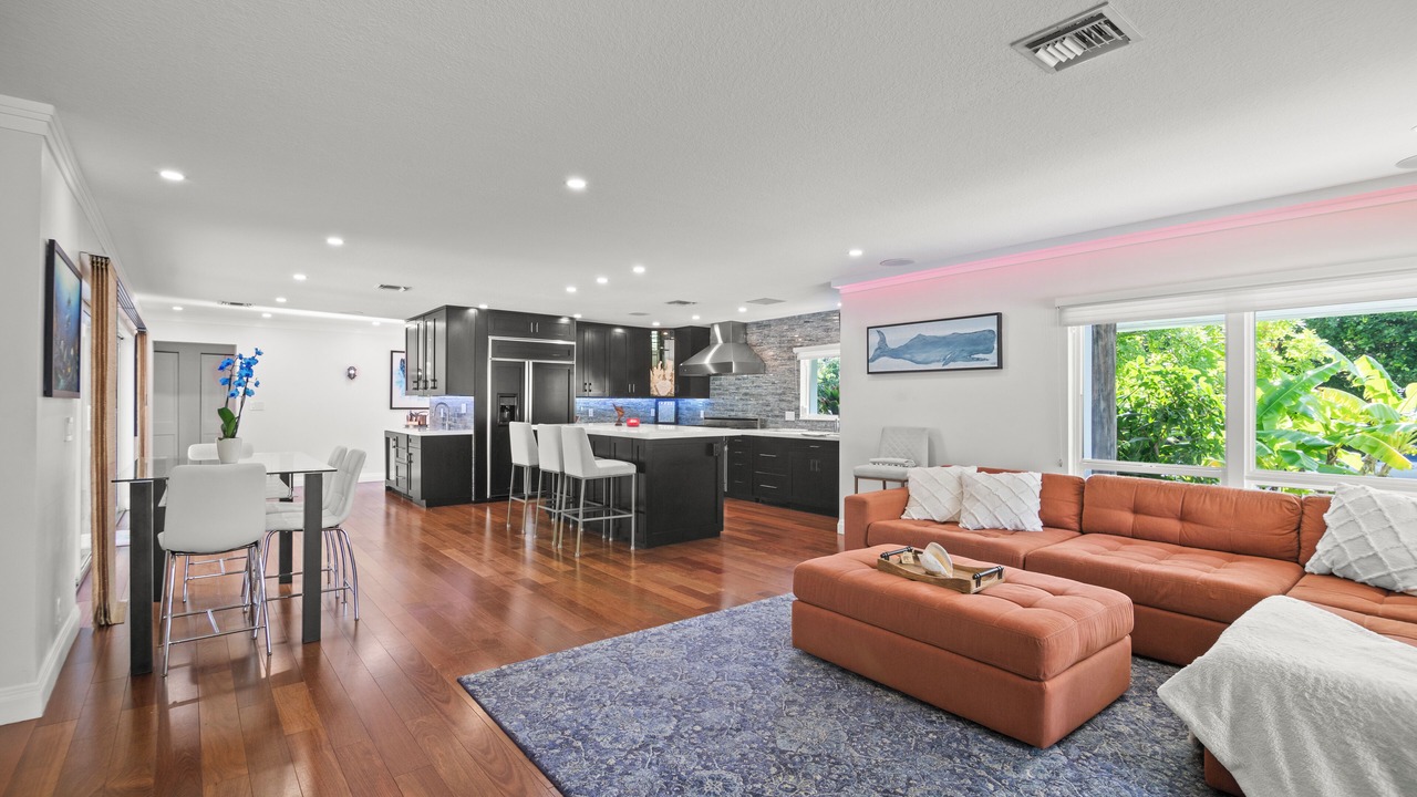 Photo of Livingroom in Harbour Inlet