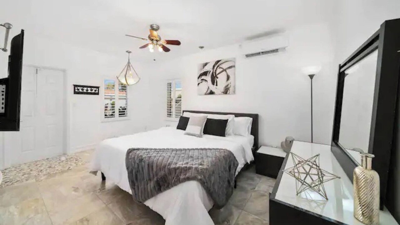 Photo of Bedroom in Hollywood Lakes