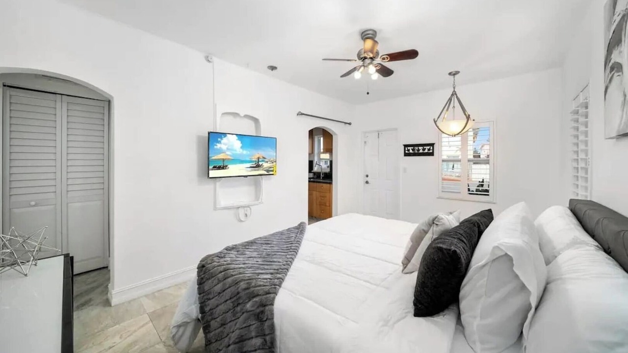 Photo of Bedroom in Hollywood Lakes