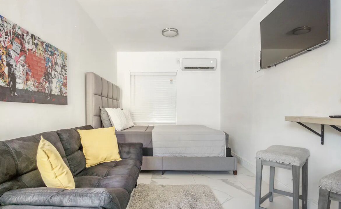 Photo of Livingroom in Santa Barbara Estates