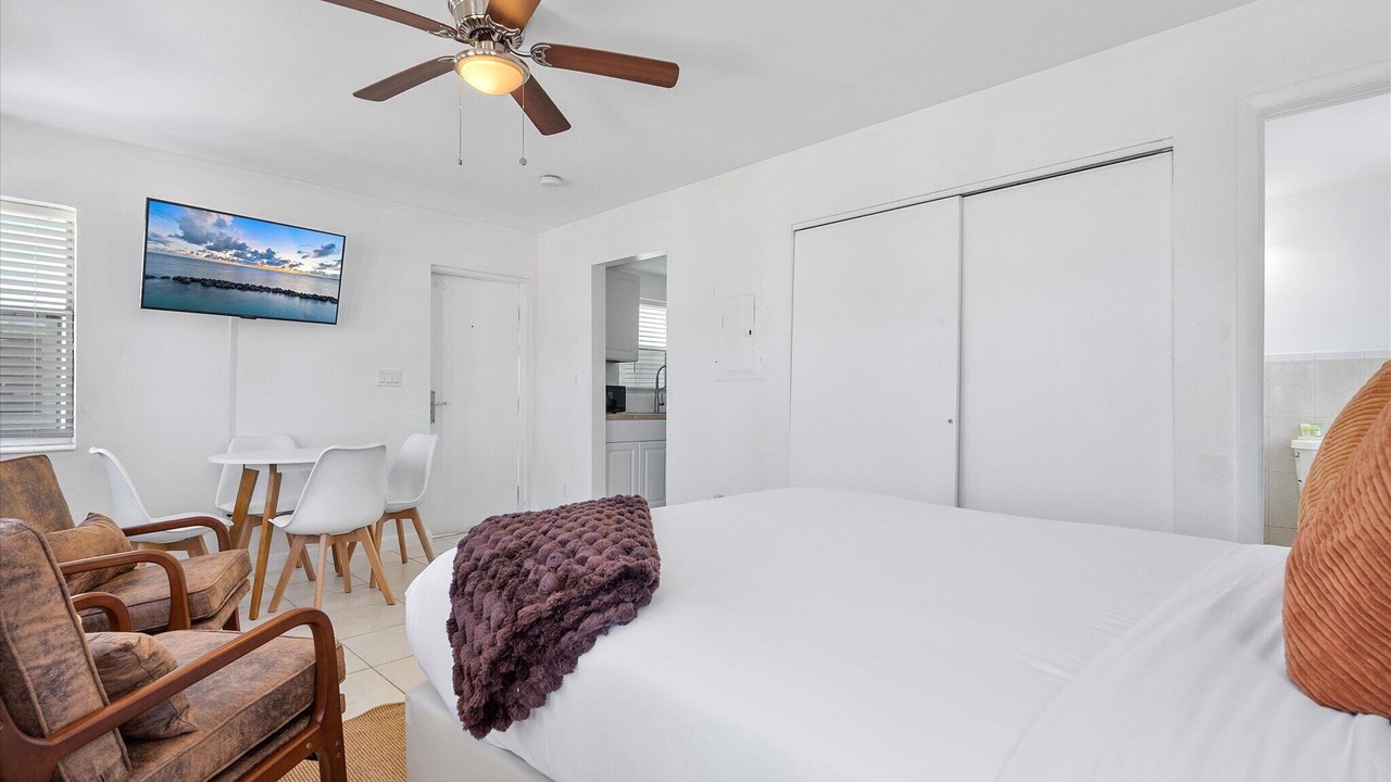 Photo of Bedroom in Hollywood Lakes