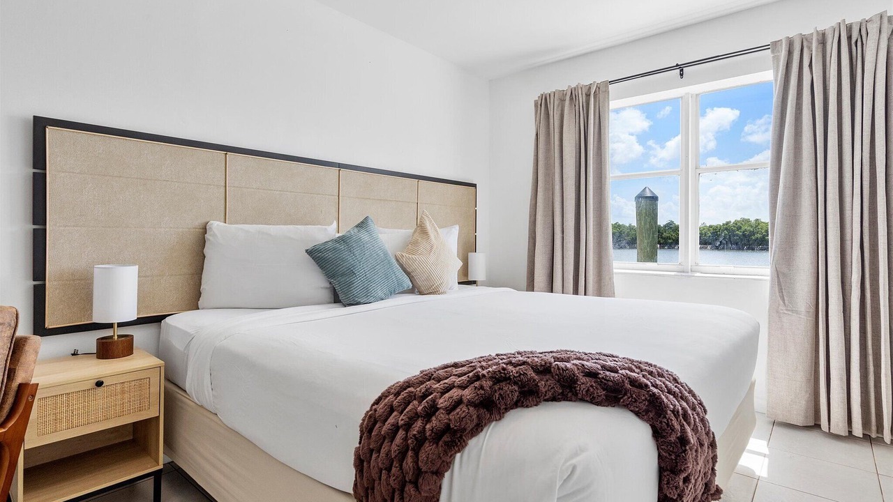 Photo of Bedroom in Hollywood Lakes