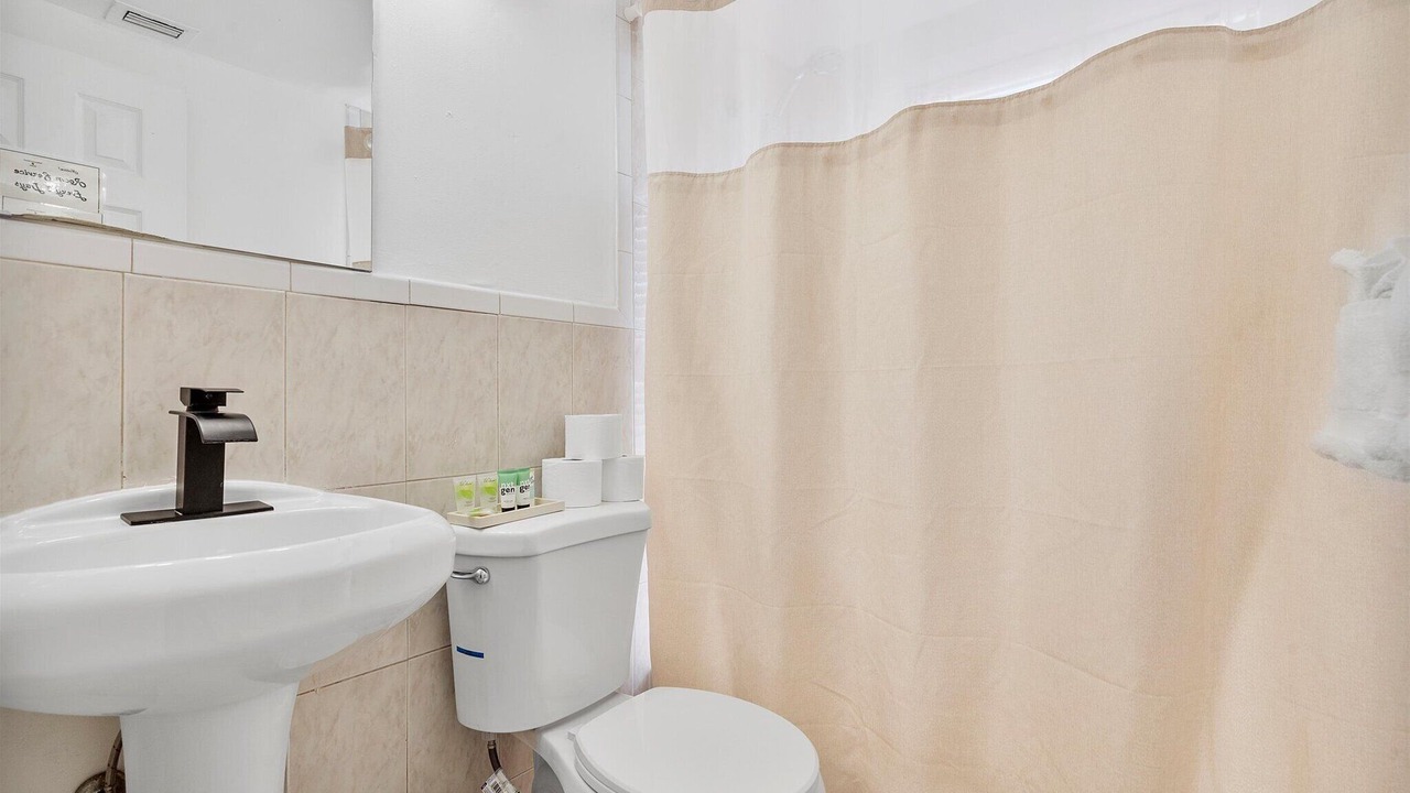 Photo of Bathroom in Hollywood Lakes