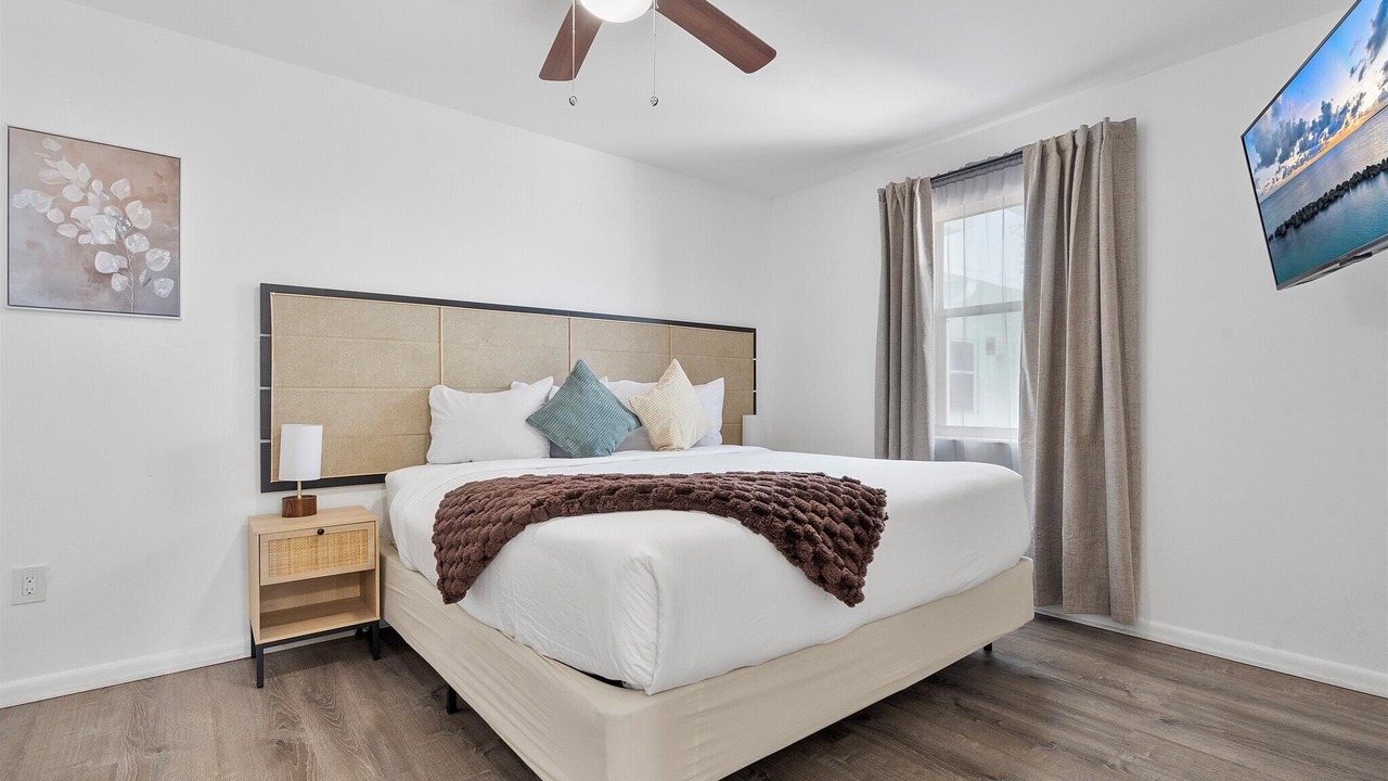 Photo of Bedroom in Hollywood Lakes