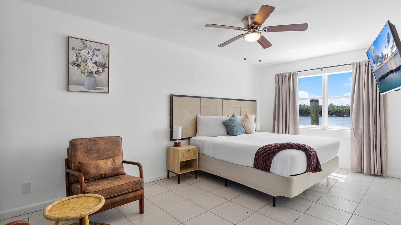 Photo of Bedroom in Hollywood Lakes