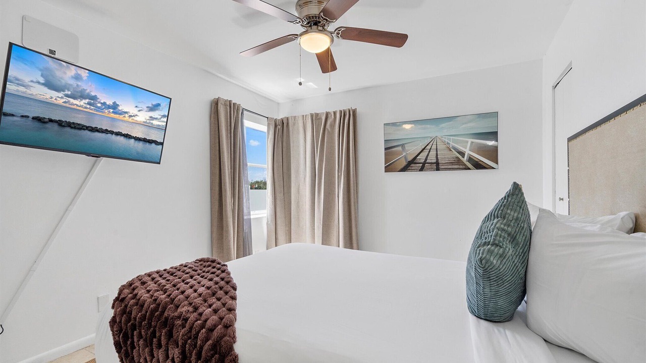 Photo of Bedroom in Hollywood Lakes