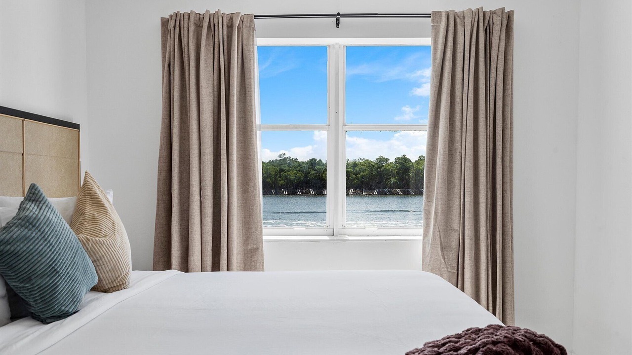 Photo of Bedroom in Hollywood Lakes