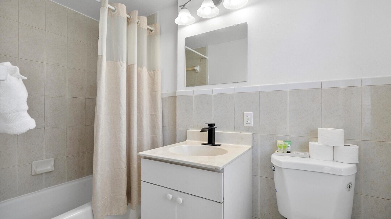 Photo of Bathroom in Hollywood Lakes