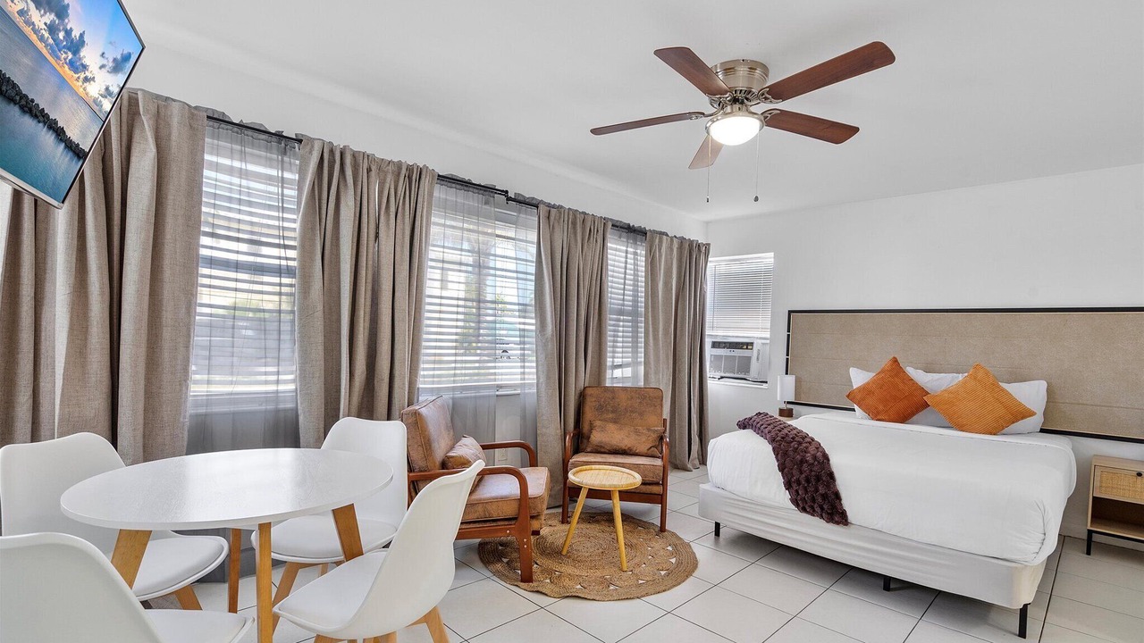 Photo of Bedroom in Hollywood Lakes