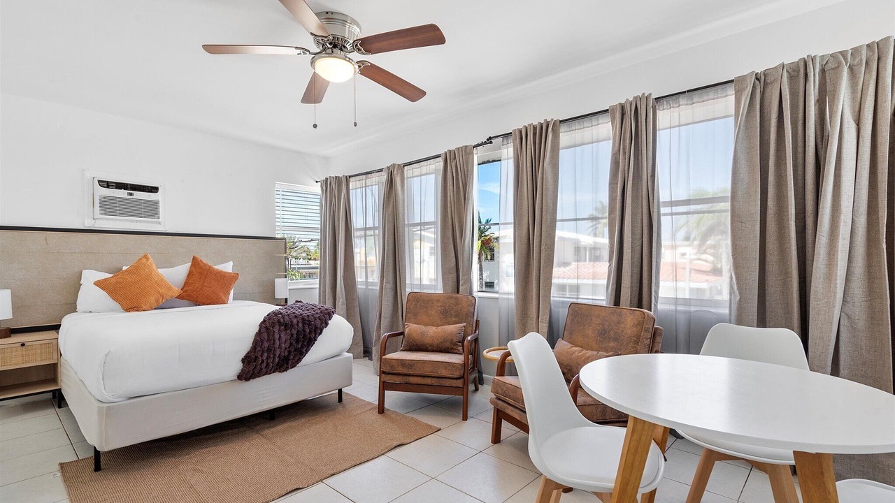 Photo of Bedroom in Hollywood Lakes