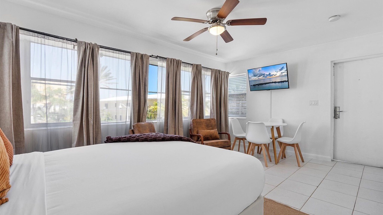 Photo of Bedroom in Hollywood Lakes