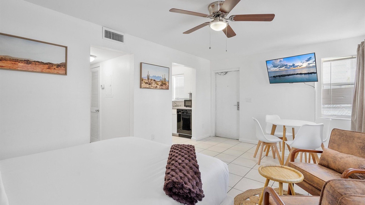 Photo of Bedroom in Hollywood Lakes