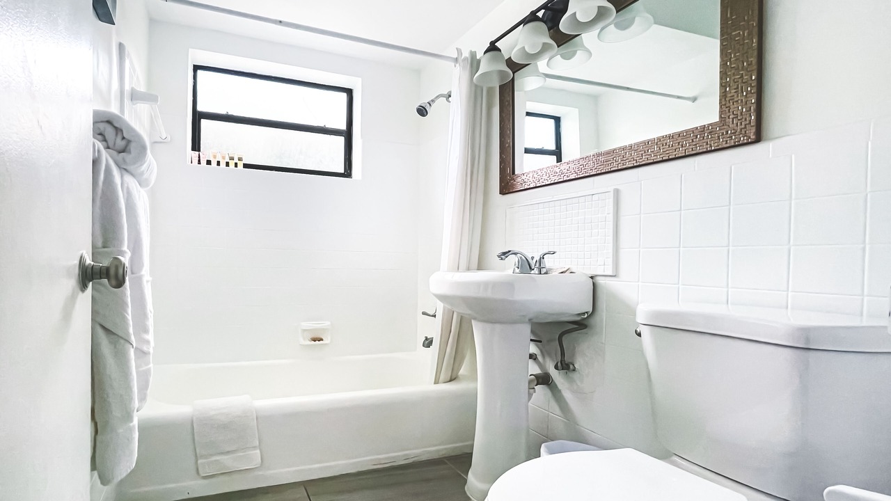 Photo of Bathroom in Hollywood Lakes