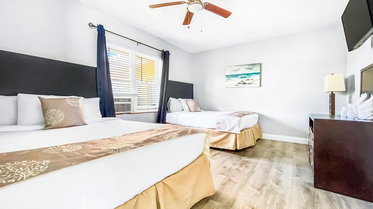 Photo of Bedroom in Hollywood Lakes