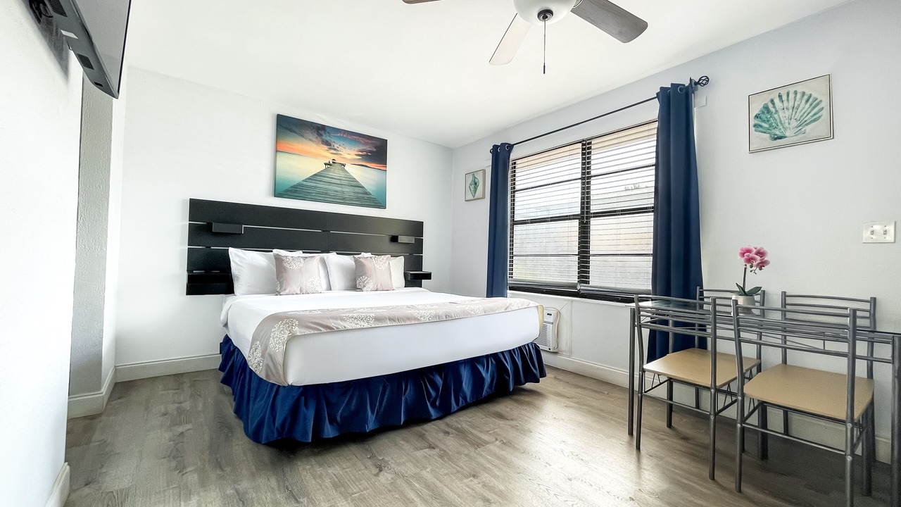 Photo of Bedroom in Hollywood Lakes