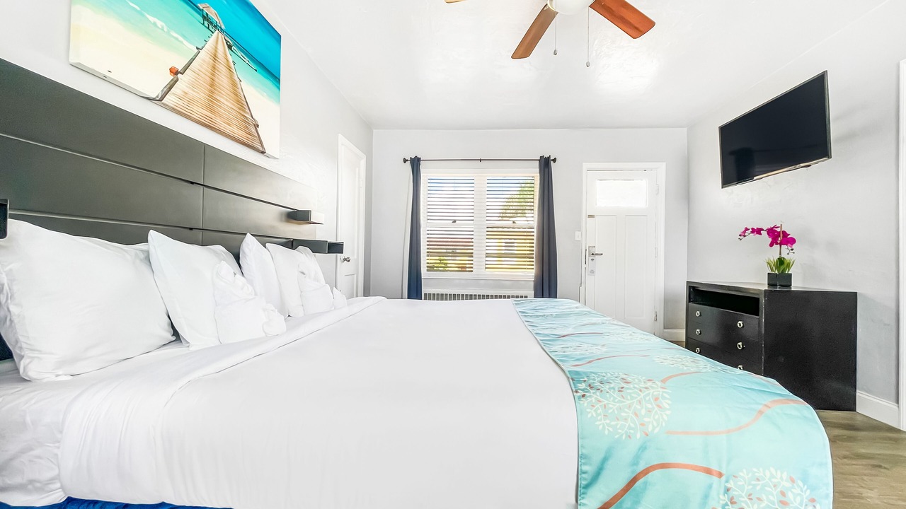 Photo of Bedroom in Hollywood Lakes