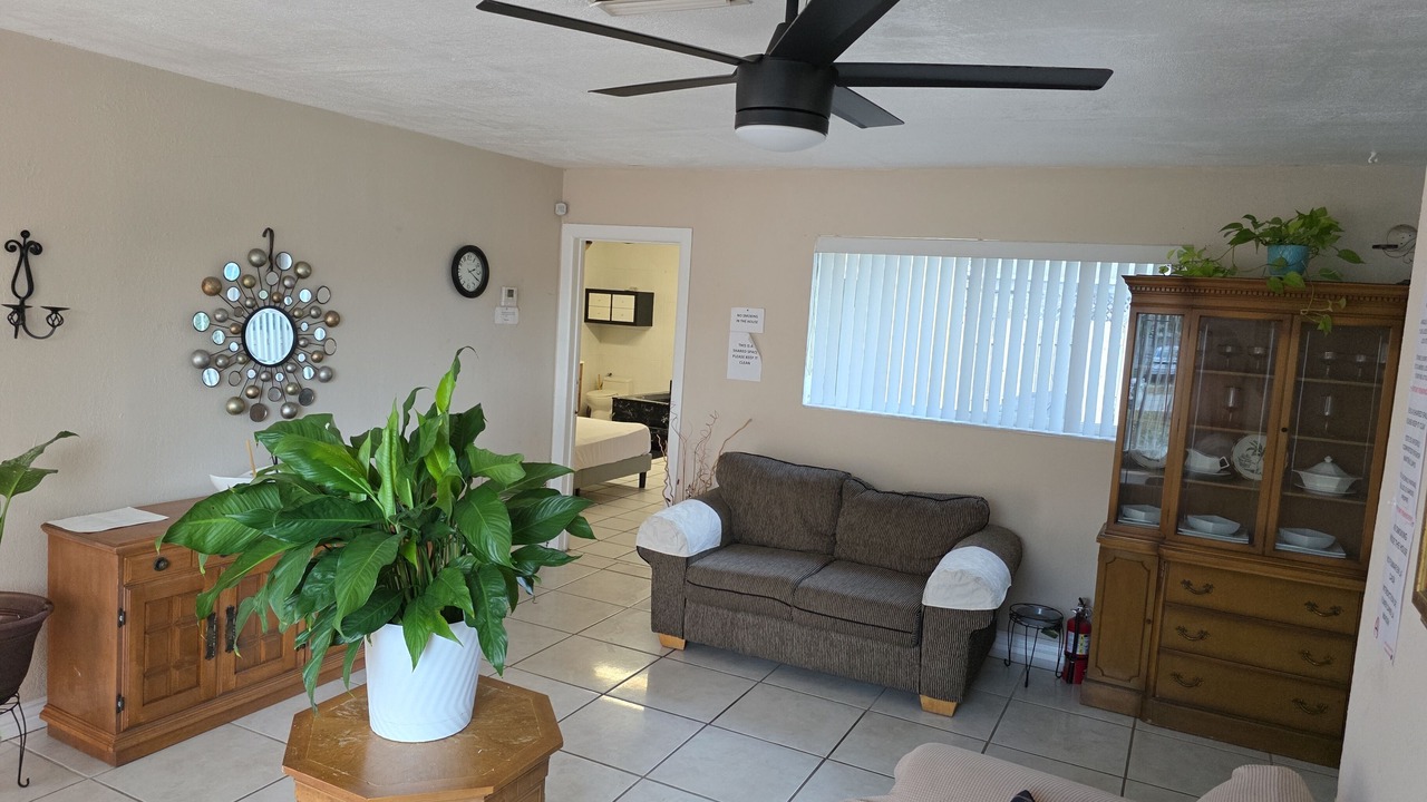 Photo of Livingroom in Lauderhill