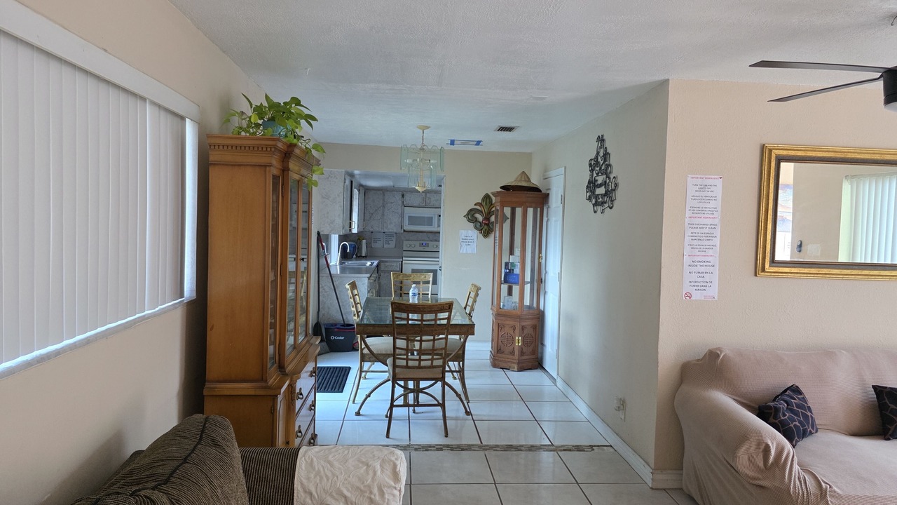 Photo of Livingroom in Lauderhill