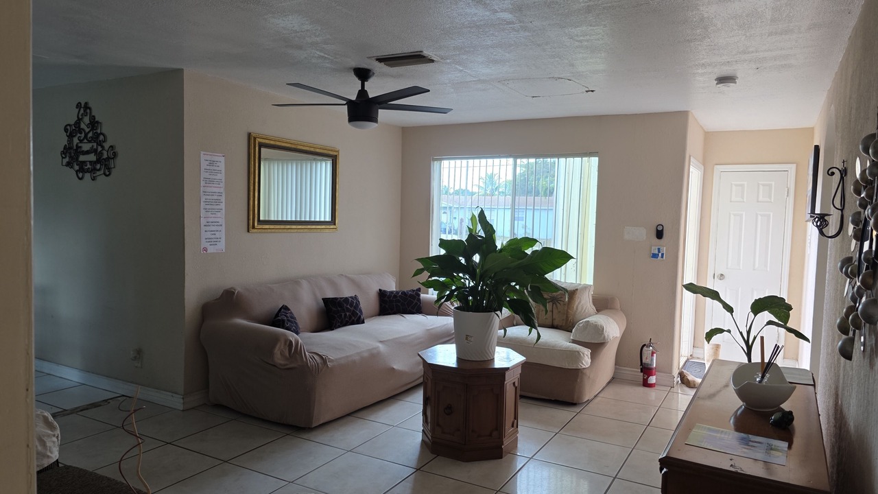 Photo of Livingroom in Lauderhill