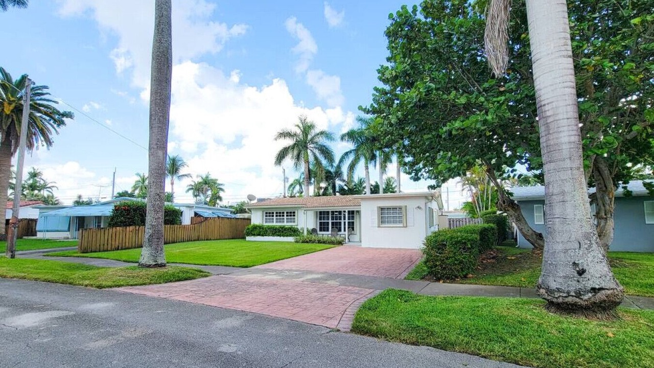 Photo of Outdoor in Hollywood Lakes
