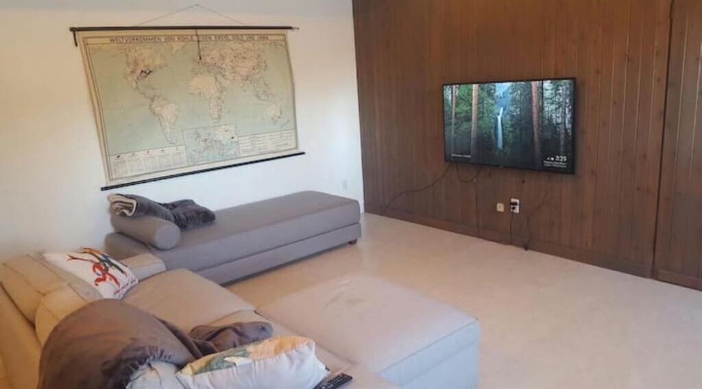 Photo of Livingroom in Town of Olive